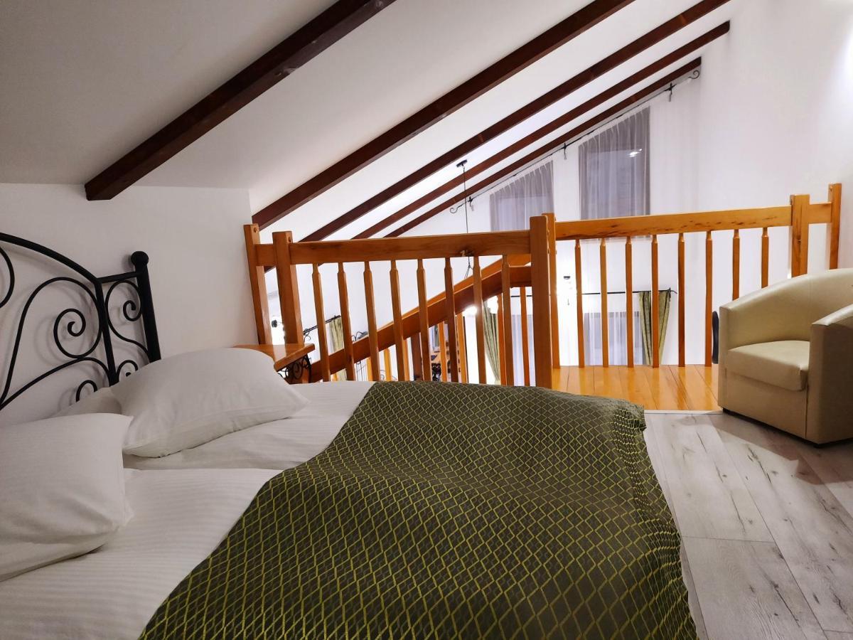 오도르헤이우세쿠이에스크 Korona Panzio B&B 외부 사진