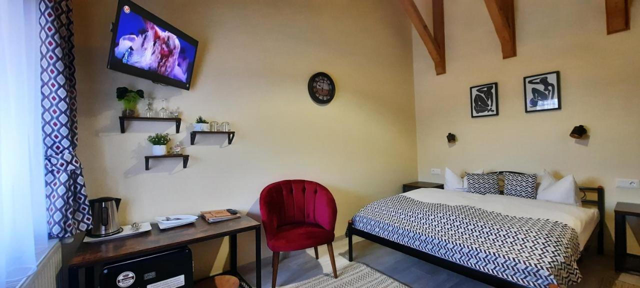 오도르헤이우세쿠이에스크 Korona Panzio B&B 외부 사진